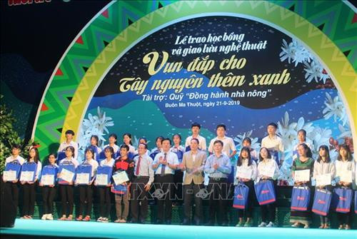 Ban tổ chức trao học bổng cho các tân sinh viên. Ảnh: Tuấn Anh – TTXVN Ban tổ chức trao học bổng cho các tân sinh viên. Ảnh: Tuấn Anh – TTXVN