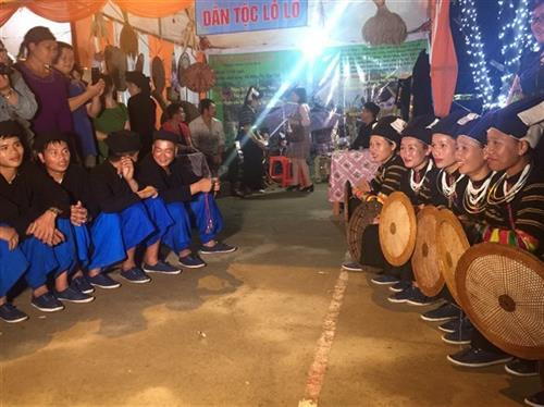 Các chàng trai, cô gái dân tộc Nùng giao lưu hát giao duyên, hẹn hò. Nam, nữ dân tộc Mông say sưa, quấn quýt bên những điệu múa khèn độc đáo Chợ tình còn là nơi hẹn hò, giao lưu cùng hát giao duyên của các chàng trai, cô gái dân tộc Lô lô.