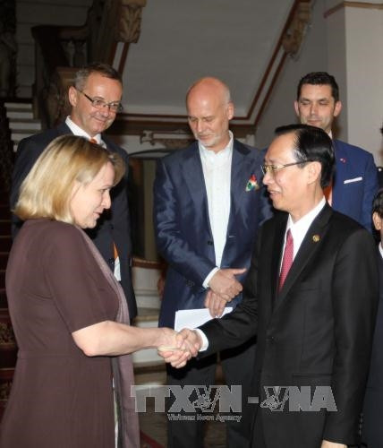 Chiều 20/3/2017, tại Thành phố Hồ Chí Minh, Phó Chủ tịch UBND Thành phố Lê Thanh Liêm tiếp Thứ trưởng phụ trách Nông Nghiệp của Bộ Kinh tế Hà Lan bà Marjolijn Sonnema cùng đoàn doanh nghiệp thuộc lĩnh vực nông nghiệp, các trường đại học và viện nghiên cứu đang có chuyến thăm tìm cơ hội hợp tác và đầu tư tại Việt Nam. Ảnh: Thanh Vũ - TTXVN