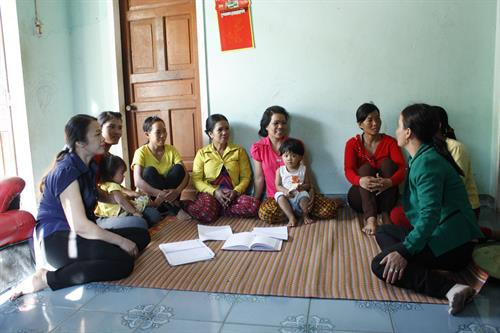 Cán bộ Chi hội phụ nữ làng Khúc Na, xã Sa Bình, huyện Sa Thầy (Kon Tum) thăm hỏi các gia đình hội viên. Ảnh: Hồng Điệp/TTXVN