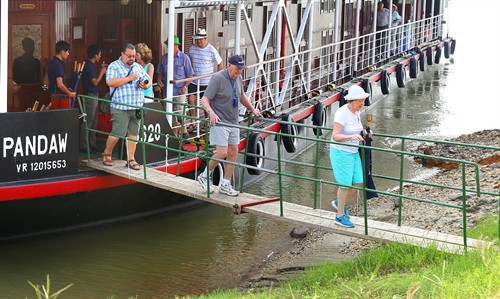 Khách du lịch đến với Phú Thọ bằng tour du lịch đường sông.