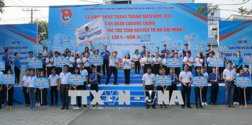 Bà Nguyễn Thị Lệ, Trưởng Ban Dân vận Thành ủy Thành phố Hồ Chí Minh trao cờ ra quân các đội hình tình nguyện. Ảnh: Mỹ Phương-TTXVN