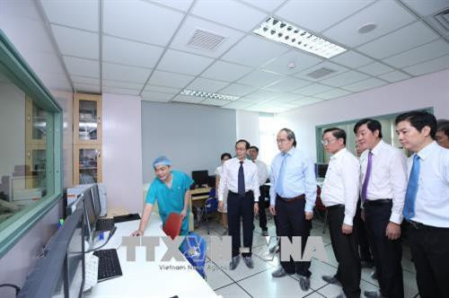 Bí thư Thành ủy Thành phố Hồ Chí Minh Nguyễn Thiện Nhân tham quan các mô hình, trang thiết bị điều trị hiện đại của Bệnh viện Đại học Y Dược. Ảnh: Anh Tuấn -TTXVN Bí thư Thành ủy Thành phố Hồ Chí Minh Nguyễn Thiện Nhân tham quan các mô hình, trang thiết bị điều trị hiện đại của Bệnh viện Đại học Y Dược. Ảnh: Anh Tuấn -TTXVN