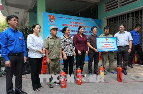 Thành Đoàn Thành phố Hồ Chí Minh trao tặng 15 Bình chữa cháy cho Tổ quản lý chung cư Nguyễn Văn Lượng 3 (quận Gò Vấp). Ảnh: Thu Hoài - TTXVN