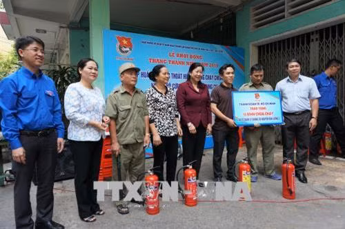 Thành Đoàn Thành phố Hồ Chí Minh trao tặng 15 Bình chữa cháy cho Tổ quản lý chung cư Nguyễn Văn Lượng 3 (quận Gò Vấp). Ảnh: Thu Hoài - TTXVN