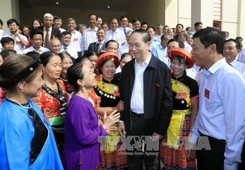 Chủ tịch nước Trần Đại Quang với đồng bào các dân tộc xã Tân Hưng. Ảnh: Nhan Sáng -TTXVN Chủ tịch nước Trần Đại Quang với đồng bào các dân tộc xã Tân Hưng. Ảnh: Nhan Sáng -TTXVN