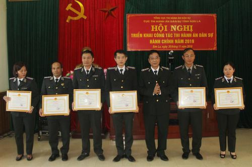 Lãnh đạo Cục THADS tỉnh tặng Giấy khen các tập thể có thành tích xuất sắc trong THADS năm 2018. Ảnh: baosonla.org.vn