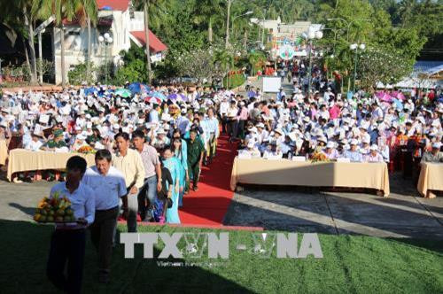 Dâng hương kỷ niệm 56 năm Ngày hy sinh Anh hùng lực lượng vũ trang nhân dân Phan Thị Ràng. Ảnh: Lê Sen - TTXVN Dâng hương kỷ niệm 56 năm Ngày hy sinh Anh hùng lực lượng vũ trang nhân dân Phan Thị Ràng. Ảnh: Lê Sen - TTXVN