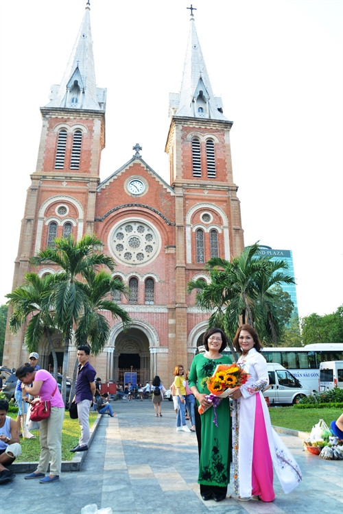 Du khách chụp ảnh lưu niệm tại khu vực nhà thờ Đức Bà, quận 1 (Thành phố Hồ Chí Minh). Ảnh: Trần Đức