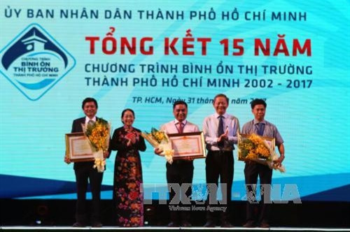 Ngày 31/3/2017, nhân lễ tổng kết 15 năm chương trình "Bình ổn thị trường Thành phố Hồ Chí Minh giai đoạn 2002-2017", lãnh đạo Ủy ban Nhân dân Thành phố đã trao Cờ thi đua của Bộ Công Thương cho các tập thể làm tốt công tác bình ổn thị trường. Ảnh: Hoàng Hải - TTXVN Ngày 31/3/2017, nhân lễ tổng kết 15 năm chương trình "Bình ổn thị trường Thành phố Hồ Chí Minh giai đoạn 2002-2017", lãnh đạo Ủy ban Nhân dân Thành phố đã trao Cờ thi đua của Bộ Công Thương cho các tập thể làm tốt công tác bình ổn thị trường. Ảnh: Hoàng Hải - TTXVN