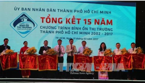 Ngày 31/3/2017, nhân lễ tổng kết 15 năm chương trình "Bình ổn thị trường Thành phố Hồ Chí Minh giai đoạn 2002-2017", lãnh đạo Ủy ban Nhân dân Thành phố đã trao Cờ thi đua của Bộ Công Thương cho các tập thể làm tốt công tác bình ổn thị trường. Ảnh: Hoàng Hải - TTXVN Ngày 31/3/2017, nhân lễ tổng kết 15 năm chương trình "Bình ổn thị trường Thành phố Hồ Chí Minh giai đoạn 2002-2017", lãnh đạo Ủy ban Nhân dân Thành phố đã trao Cờ thi đua của Bộ Công Thương cho các tập thể làm tốt công tác bình ổn thị trường. Ảnh: Hoàng Hải - TTXVN