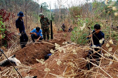 Công tác quy tập hài cốt liệt sĩ trên vùng đất bạn Campuchia. Ảnh: Dương Chí Tưởng-TTXVN