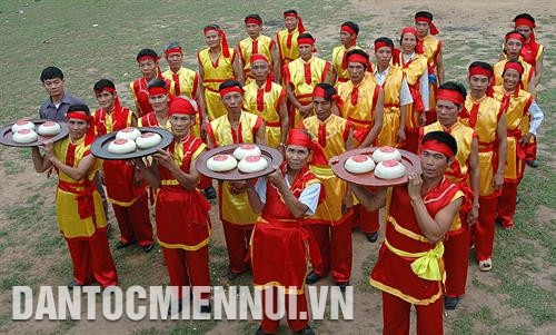 Những chiếc bánh giầy làm từ gạo nếp được thành kính dâng lên các Vua Hùng trong dịp Giỗ Tổ Hùng Vương. Ảnh: Nguyễn Việt