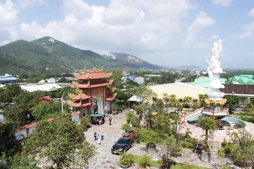 Chùa Liên Hoa cũng là một trong những điểm nhấn thu hút khách du lịch khi đến Quy Nhơn Chùa Liên Hoa cũng là một trong những điểm nhấn thu hút khách du lịch khi đến Quy Nhơn