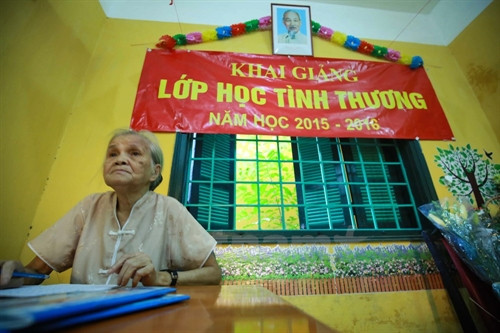 Không một đồng học phí, không một lời thở than, 18 năm qua lớp học đặc biệt của bà giáo Hồ Hương Nam vẫn âm thầm tồn tại, ngày ngày dạy dỗ các em nhỏ bị thiểu năng trí tuệ. (Ảnh: Minh Sơn/Vietnam+)