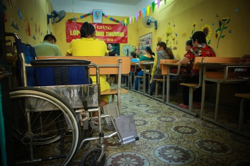 Lớp học của bà giáo Hồ Hương Nam gồm các em nhỏ bị khuyết tật dạng câm, điếc bẩm sinh, khuyết tật tứ chi hoặc trẻ bị bệnh đao. (Ảnh: Minh Sơn/Vietnam+) Lớp học của bà giáo Hồ Hương Nam gồm các em nhỏ bị khuyết tật dạng câm, điếc bẩm sinh, khuyết tật tứ chi hoặc trẻ bị bệnh đao. (Ảnh: Minh Sơn/Vietnam+)