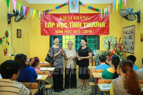 Nhân dịp Ngày nhà giáo Việt Nam 20/11, rất nhiều tổ chức ban ngành, đoàn thể đã mang hoa đến chia vui cùng bà, đều chúc bà thành công với lớp học tình thương đặc biệt này. (Ảnh: Minh Sơn/Vietnam+) Nhân dịp Ngày nhà giáo Việt Nam 20/11, rất nhiều tổ chức ban ngành, đoàn thể đã mang hoa đến chia vui cùng bà, đều chúc bà thành công với lớp học tình thương đặc biệt này. (Ảnh: Minh Sơn/Vietnam+)