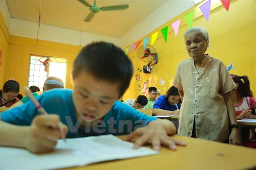 Nhờ có bà Nam dạy dỗ đến nay, không chỉ chị Thúy mà những em nhỏ ở đây đã mạnh dạn và hòa nhập với cộng đồng hơn. (Ảnh: Minh Sơn/Vietnam+)