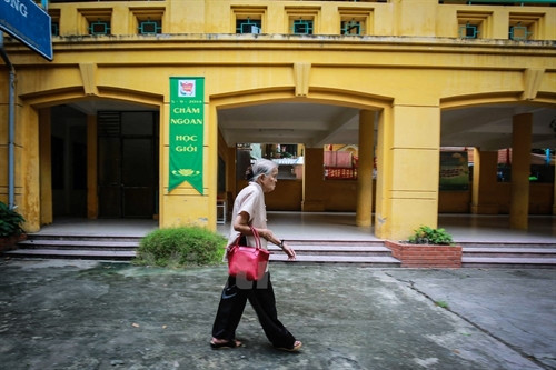 ‘Còn sống ngày nào, tôi vẫn sẽ còn đến lớp để dạy dỗ chúng nên người. Việc dạy với tôi chưa bao giờ là đủ cả’. Nhà giáo Hồ Hương Nam chia sẻ. (Ảnh: Minh Sơn/Vietnam+)