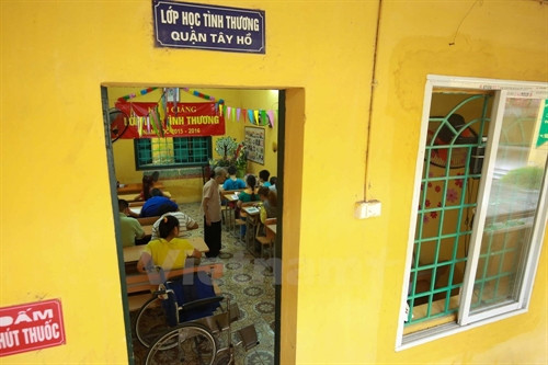 Đều đặn một tuần 6 buổi, bà Nam đến với lớp học đặc biệt của mình, vừa dạy dỗ vừa là nơi để sẻ chia đồng cảm giúp những trẻ em khuyết tật có thêm niềm tin vào cuộc sống. (Ảnh: Minh Sơn/Vietnam+)