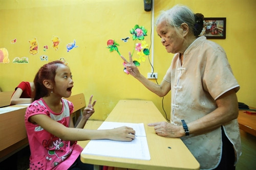 Lúc lại trò chuyện với một em bị khiếm thính bẩm sinh. (Ảnh: Minh Sơn/Vietnam+) Lúc lại trò chuyện với một em bị khiếm thính bẩm sinh. (Ảnh: Minh Sơn/Vietnam+)