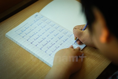 Những nét chữ của các em đã đều hơn, cứng cáp hơn qua từng ngày được bà Nam dạy. (Ảnh: Minh Sơn/Vietnam+) Những nét chữ của các em đã đều hơn, cứng cáp hơn qua từng ngày được bà Nam dạy. (Ảnh: Minh Sơn/Vietnam+)