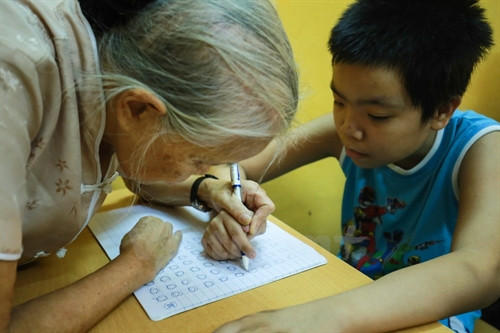 Cứ thế suốt 2 tiếng đồng hồ, lớp học đặc biệt diễn ra trong tiếng nhạc dìu dặt, tiếng ú ớ, ngọng nghịu của học sinh, những ký hiệu và cả giọng nói trầm trầm xứ Huế của bà Nam. (Ảnh: Minh Sơn/Vietnam+) Cứ thế suốt 2 tiếng đồng hồ, lớp học đặc biệt diễn ra trong tiếng nhạc dìu dặt, tiếng ú ớ, ngọng nghịu của học sinh, những ký hiệu và cả giọng nói trầm trầm xứ Huế của bà Nam. (Ảnh: Minh Sơn/Vietnam+)