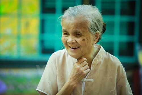 Ở tuổi 83, thật khó nghĩ rằng, người phụ nữ nhỏ nhắn, bàn tay run run mỗi khi cầm nắm nhưng ánh mắt lại sáng ngời mỗi khi dạy dỗ những đứa trẻ. (Ảnh: Minh Sơn/Vietnam+) Ở tuổi 83, thật khó nghĩ rằng, người phụ nữ nhỏ nhắn, bàn tay run run mỗi khi cầm nắm nhưng ánh mắt lại sáng ngời mỗi khi dạy dỗ những đứa trẻ. (Ảnh: Minh Sơn/Vietnam+)