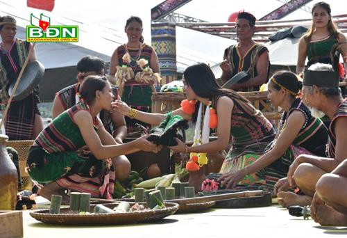 Cô dâu chú rể mời cơm, rượu và tặng quà cho họ hàng hai bên gia đình Cô dâu chú rể mời cơm, rượu và tặng quà cho họ hàng hai bên gia đình