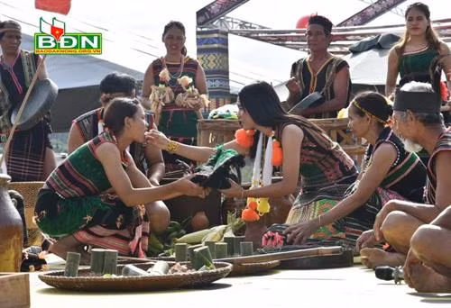 Cô dâu chú rể mời cơm, rượu và tặng quà cho họ hàng hai bên gia đình