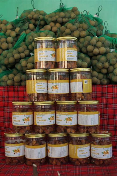 Lễ cắt băng công bố nhãn chín muộn xuất khẩu đi Australia năm 2019. Trưng bày sản phẩm nhãn chín muộn của huyện Hoài Đức (Hà Nội) bên lề Hội nghị. Sản phẩm long nhãn đóng hộp.