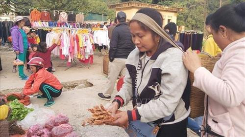 Chị Mùa Thị Sênh, dân tộc Mông, bản Mùa Xuân, xã Sơn Thủy, huyện Quan Sơn, phải dậy từ sáng sớm để kịp phiên chợ. Ảnh: Khiếu Tư – TTXVN Chị Mùa Thị Sênh, dân tộc Mông, bản Mùa Xuân, xã Sơn Thủy, huyện Quan Sơn, phải dậy từ sáng sớm để kịp phiên chợ. Ảnh: Khiếu Tư – TTXVN