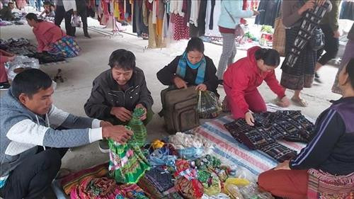 Các loại vải, váy thổ cẩm là mặt hàng được nhiều người lựa chọn trong phiên chợ ngày Tết. Ảnh: Khiếu Tư - TTXVN Các loại vải, váy thổ cẩm là mặt hàng được nhiều người lựa chọn trong phiên chợ ngày Tết. Ảnh: Khiếu Tư - TTXVN