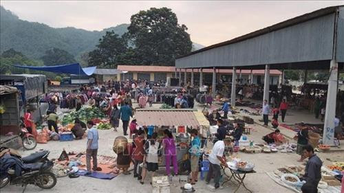 Ngay từ sáng sớm, đồng bào Thái, Mông và nhân dân huyện Viêng Xay (Lào) từ khắp các nẻo đường đổ về chợ đông đúc. Ảnh: Khiếu Tư – TTXVN Ngay từ sáng sớm, đồng bào Thái, Mông và nhân dân huyện Viêng Xay (Lào) từ khắp các nẻo đường đổ về chợ đông đúc. Ảnh: Khiếu Tư – TTXVN