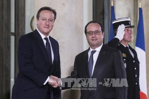 Tổng thống Pháp Francois Hollande (phải) và Thủ tướng Anh David Cameron (trái) trước cuộc hội đàm. THX/TTXVN