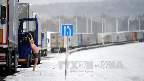 Đoàn xe tải của Nga xếp hàng dài tại biên giới Belarus- Lithuania, gần cửa khẩu Kamienny Log, cách thủ đô Minsk (Belarus) khoảng 150km về phía tây bắc ngày 14/2. AFP/ TTXVN