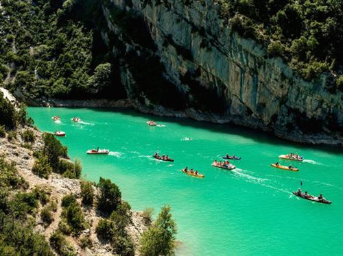 Vùng nước xanh lục của Verdon Gorge là một khung cảnh đẹp như tranh vẽ, thích hợp với các hoạt động từ bơi lội đến chèo thuyền kayak. Vùng nước xanh lục của Verdon Gorge là một khung cảnh đẹp như tranh vẽ, thích hợp với các hoạt động từ bơi lội đến chèo thuyền kayak.