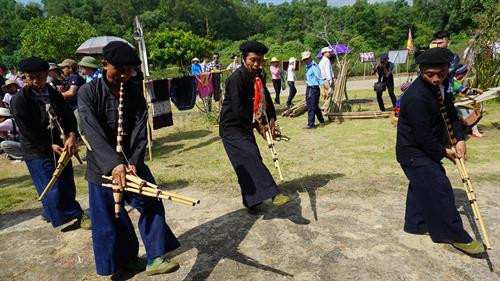 Chiếc khèn là bạn đồng hành của những chàng trai Mông khi lên rừng, đi nương, xuống chợ... Ảnh: Hoàng Tâm