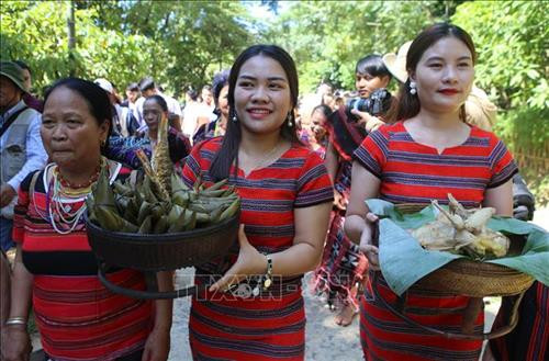 Nhà gái mang lễ vật trong lễ đưa dâu về nhà chồng. Ảnh: Hồ Cầu-TTXVN Nhà gái mang lễ vật trong lễ đưa dâu về nhà chồng. Ảnh: Hồ Cầu-TTXVN