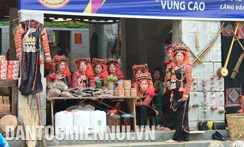 Phiên chợ vùng cao giới thiệu các nét văn hóa và sản vật núi rừng của đồng bào các dân tộc. Ảnh: Hoàng Hải