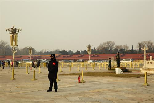 Thiên An Môn là quảng trường lớn nằm ở trung tâm Thủ đô Bắc Kinh, Trung Quốc. Tên của nơi này có nghĩa là “cánh cổng thiên đường bình an”, được đặt theo tên cổng phía bắc của Tử Cấm Thành, được xây dựng năm 1417 dưới thời nhà Minh. Ảnh: Bayubuanatravel. Đây là nơi tập trung nhiều công trình kiến trúc có ý nghĩa lịch sử, văn hóa như tháp Thiên An Môn, đài tưởng niệm anh hùng nhân dân, hội trường Nhân dân, lăng Mao Trạch Đông. Ảnh: Sonnyphotos. Phía bắc của quảng trường là tháp Thiên An Môn, dài 66 m, rộng 37 m và cao 32 m. Ban đầu, tháp là công trình bằng gỗ cao 3 tầng, là nơi tổ chức lễ đăng cơ của hoàng đế. Ảnh: Kasperskycontenthub. Sau nhiều lần bị phá hủy vì chiến tranh, hỏa hoạn, tháp được xây dựng lại vào năm 1970 và giữ nguyên kiến trúc đến nay. Ảnh: Grahamdigital. 5 cây cầu bằng đá cẩm thạch trắng là lối đi vào 5 cổng vòm ở tháp Thiên An Môn. Cây cầu lớn nhất nằm ở giữa dành cho nhà vua, 4 cầu còn lại đi vào 4 cổng nhỏ hơn dành cho các quan đại thần. Cho đến năm 1911, khi triều đại phong kiến cuối cùng kết thúc, chỉ hoàng gia và các quan đại thần mới được phép vào trong tháp. Ảnh: wallpaperweb. Ở phía trước tháp đặt hai cột đá, mỗi cột cao 10m, nặng 10 tấn, chạm khắc hình rồng và nhiều tượng đá sư tử. Sư tử được đặt trước cổng tháp với ý nghĩa trừ tà ma. Ảnh: Sonnyphotos. Đài tưởng niệm anh hùng nhân dân cao 37,94 m, nằm ở trung tâm của quảng trường Thiên An Môn, được xây dựng bằng đá granit vào năm 1952, khắc tên những anh hùng có công trong lịch sử Trung Quốc. Ảnh: Panoramio. Phía tây quảng trường là hội trường Nhân dân, được xây dựng năm 1959, là địa điểm tổ chức các cuộc họp Quốc hội Trung Quốc và các hoạt động chính trị, ngoại giao khác. Ảnh: Panoramio. Là một địa điểm công cộng thu hút đông người, khắp nơi trong Quảng trường Thiên An Môn đều gắn máy quay an ninh và có cảnh sát đứng gác. Ảnh: Sonnyphotos. Lăng Chủ tịch Mao Trạch Đông nằm ở phía nam quảng trường. Theo quy định, khi vào thăm lăng, du khách cần cởi bỏ mũ, túi xách, để điện thoại di động, các thiết bị ghi âm chụp hình bên ngoài. Ảnh: Thebeijinger. Một địa điểm hấp dẫn du khách khác ở quảng trường Thiên An Môn là bảo tàng Quốc gia Trung Quốc. Bảo tàng được khánh thành năm 2003, là sự kết hợp của bảo tàng Lịch sử và bảo tàng Cách mạng Trung Quốc. Bên trong trưng bày hàng nghìn vật thể, hình ảnh, sách và mô hình thể hiện cho sự phát triển lịch sử của quốc gia này. Ảnh: Sonnyphotos. Với tổng diện tích lên đến 440.000 m2, quảng trường Thiên An Môn được đánh giá là một trong những quảng trường lớn nhất thế giới. Sự hấp dẫn của nó không đến từ quy mô hay kiến trúc mà đến từ bề dày lịch sử 600 năm cùng các công trình có ý nghĩa văn hóa lịch sử xung quanh. Ảnh: Staticflickr. Quảng trường là nơi diễn ra nhiều dấu mốc lịch sử quan trọng của Trung Quốc. Ngày nay, đây cũng là nơi tổ chức nhiều sự kiện văn hóa chính trị lớn. Mỗi ngày, quảng trường đón nhận hàng nghìn lượt du khách đến thăm và tìm hiểu lịch sử. Ảnh: KMBU. Cùng với Tử Cấm Thành, quảng trường Thiên An Môn là địa điểm mà bạn không nên bỏ lỡ nếu đến du lịch Trung Quốc. Ảnh: Staticflickr.