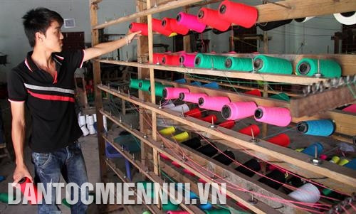Một xưởng dệt thổ cẩm ở Hàm Yên. Ảnh: Văn Trinh