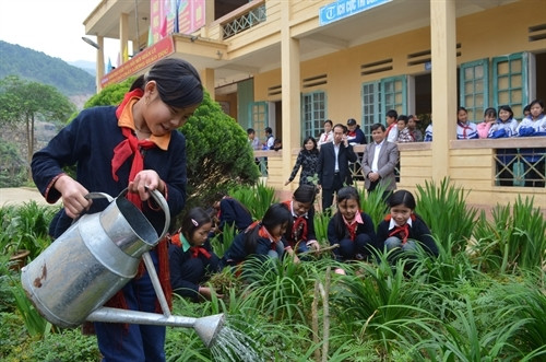 Giờ lao động ngoại khóa của học sinh trường Phổ thông dân tộc nội trú Văn Chấn. Ảnh: tư liệu