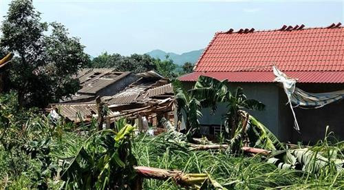 Dông lốc làm tốc mái nhiều nhà dân ở xã Phú Lạc, huyện Cẩm Khê. Ảnh: Trung Kiên - TTXVN Dông lốc làm tốc mái nhiều nhà dân ở xã Phú Lạc, huyện Cẩm Khê. Ảnh: Trung Kiên - TTXVN