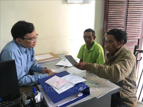 Một số hộ dân làm đơn tố cáo ông Bình tại Sở Tư pháp tỉnh Gia Lai. Ảnh: Hồng Điệp - TTXVN Một số hộ dân làm đơn tố cáo ông Bình tại Sở Tư pháp tỉnh Gia Lai. Ảnh: Hồng Điệp - TTXVN