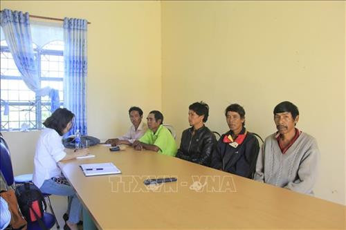 Các hộ dân tộc thiểu số thế chấp tài sản cho ông Bình vay hoặc sang nhượng quyền sử dụng đất cho ông Bình báo cáo chính quyền xã Ia Bă, huyện Ia Grai (Gia Lai). Ảnh: Hồng Điệp – TTXVN Các hộ dân tộc thiểu số thế chấp tài sản cho ông Bình vay hoặc sang nhượng quyền sử dụng đất cho ông Bình báo cáo chính quyền xã Ia Bă, huyện Ia Grai (Gia Lai). Ảnh: Hồng Điệp – TTXVN