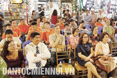 Đại biểu, khách mời tham dự triển lãm