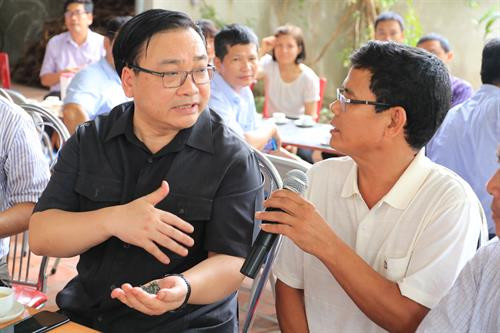 Bí thư Thành ủy Hà Nội Hoàng Trung Hải thăm mô hình trồng và chế biến chè tại xã Ba Trại, huyện Ba Vì (Hà Nội). Ảnh: Hoàng Hà Xã Ba Trại, huyện Ba Vì (Hà Nội) hiện có 461 ha chè, trong đó có 40 ha đạt tiêu chuẩn VietGAP. Ảnh: Hoàng Hà Bí thư Thành ủy Hà Nội Hoàng Trung Hải trao đổi với bà con nông dân trồng chè ở xã Ba Trại, huyện Ba Vì (Hà Nội). Ảnh: Hoàng Hà