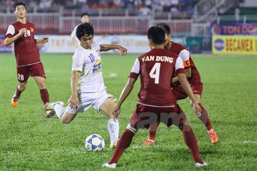 Với cú đúp vào lưới U21 Việt Nam, Công Phượng (số 10) nâng tổng số bàn thắng của anh tại giải năm nay lên con số 3. (Ảnh: Minh Chiến/Vietnam+) Với cú đúp vào lưới U21 Việt Nam, Công Phượng (số 10) nâng tổng số bàn thắng của anh tại giải năm nay lên con số 3. (Ảnh: Minh Chiến/Vietnam+)