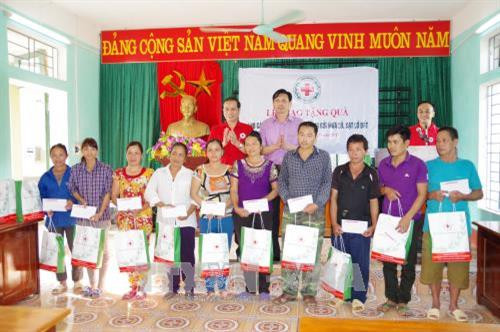 Đồng chí Trần Quốc Hùng, Phó Chủ tịch Trung ương Hội Chữ thập đỏ Việt Nam trao quà cho các gia đình bị ảnh hưởng do đợt mưa lũ vừa qua tại xã Tiền Phong, huyện Đà Bắc, tỉnh Hòa Bình. Ảnh: Vũ Hà - TTXVN Đồng chí Trần Quốc Hùng, Phó Chủ tịch Trung ương Hội Chữ thập đỏ Việt Nam trao quà cho các gia đình bị ảnh hưởng do đợt mưa lũ vừa qua tại xã Tiền Phong, huyện Đà Bắc, tỉnh Hòa Bình. Ảnh: Vũ Hà - TTXVN